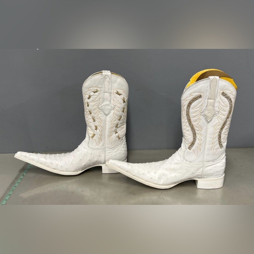 El General Ostrich Leather Men Size boots are a size 9.